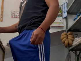 Joven mexicano se masturba en una tienda de abarrotes