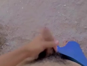 Me masturbo en la playa