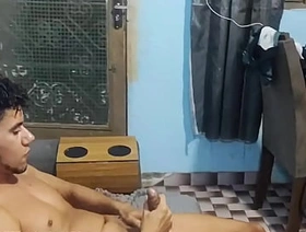Peguei meu amigo se masturbando e deu o meu cuzinho pra ele .
