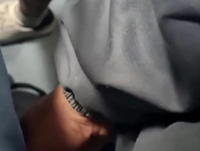O cara pegando no meu pau no trem.