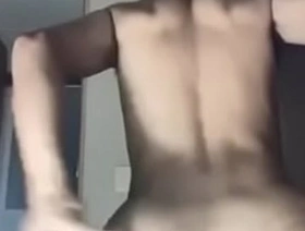 Alex se ante su culito peludo