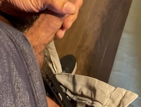 Quando bate o tesão, é hora de ordenhar o cacete