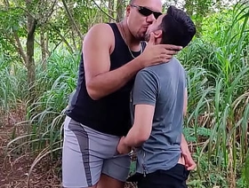 A primeira vez desses dois passivos gravando um pornô, safados aprenderam direitinho a domar cobra no mato.