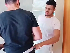 Dando para o cliente da lavanderia