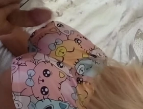 Madrasta gostosa se curva e enfia o rosto do enteado em seu doce regalo por trás ( SEX TOY )