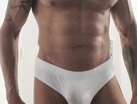 Exhib dans les vestiaires je pisse dans mon slip avant d'éjaculer dedans,